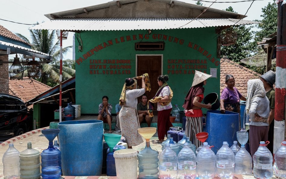 Kobiety czekające w kolejce po wodę podczas suszy w Indonezji w 2023 roku.