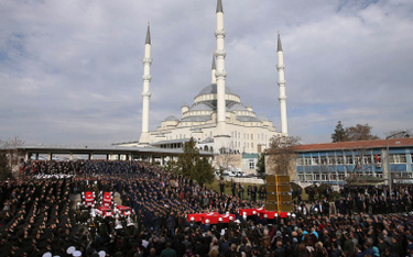 Pogrzeb ofiar środowego zamachu w Ankarze