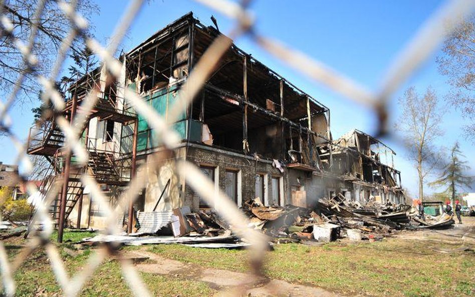 Zgliszcza hotelu w Kamieniu Pomorskim - po jego pożarze minister Schetyna zlecił kontrole.
