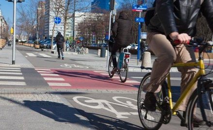 Niebezpieczna jazda rowerzystów ze słuchawkami na uszach