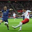 Nicola Zalewski (z prawej) i Amar Memić z Bośni i Hercegowiny podczas meczu grupy B4 piłkarskiej Lig