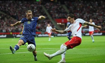Nicola Zalewski (z prawej) i Amar Memić z Bośni i Hercegowiny podczas meczu grupy B4 piłkarskiej Lig