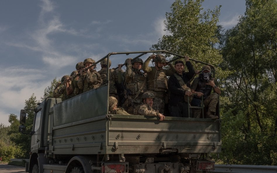Ukraińscy żołnierze w drodze na front