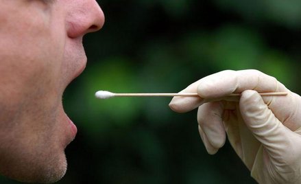 Materiał genetyczny do testów na obecność wadliwych mutacji pobiera się ze śliny pacjenta
