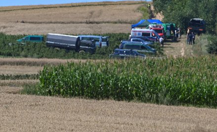 Służby na miejscu, na którym zabezpieczono 10-metrowy krater