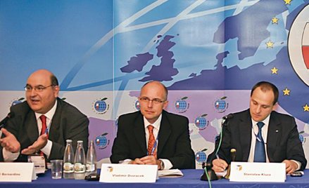 ?Szef Komisji Nadzoru Finansowego Stanisław Kluza (z prawej), obok szef słowackiego nadzoru Vladimir