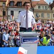 Premiera Mateusza Morawieckiego przywitał w Sandomierzu tłum zwoleników i protestujący rolnicy