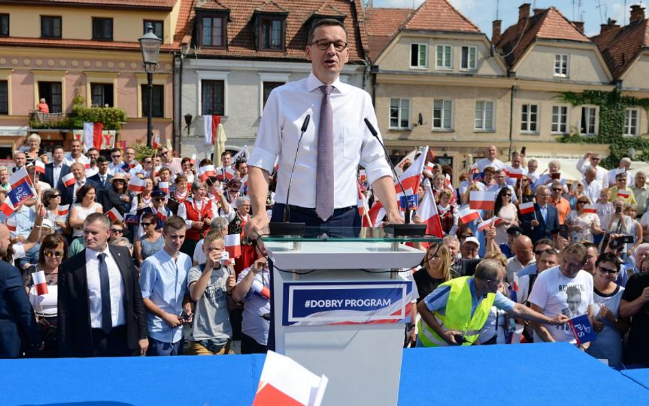 Premiera Mateusza Morawieckiego przywitał w Sandomierzu tłum zwoleników i protestujący rolnicy