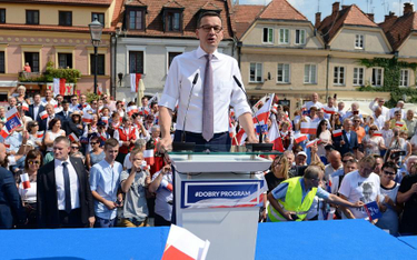 Premiera Mateusza Morawieckiego przywitał w Sandomierzu tłum zwoleników i protestujący rolnicy