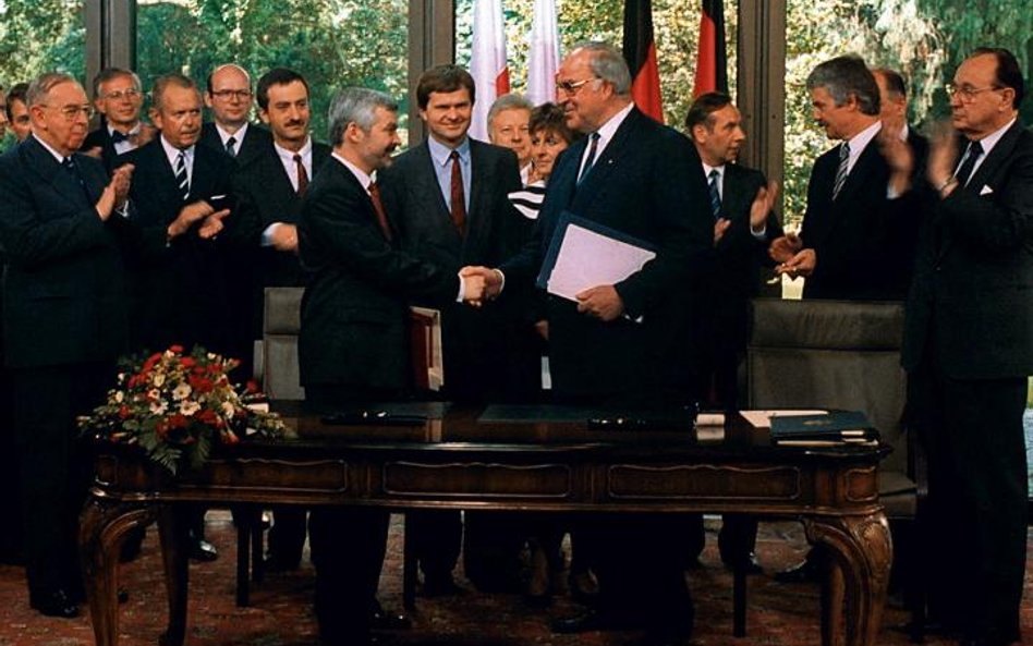 W 1991 polski premier Jan Krzysztof Bielecki i kanclerz Niemiec Helmut Kohl podpisali traktat o dobr