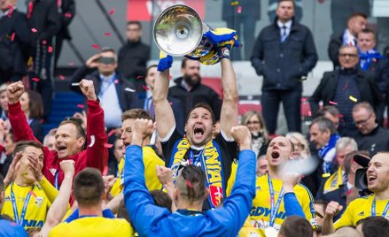 W ubiegłym roku w finale wygrała Arka Gdynia. Z pucharem bramkarz Pavels Steinbors.