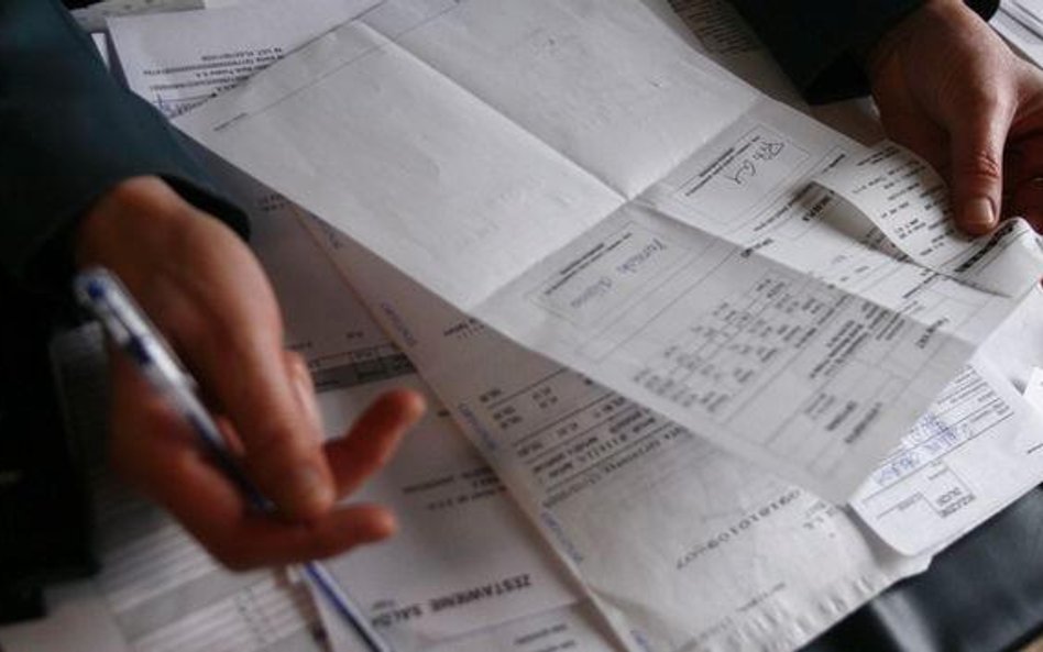 Refakturowanie wymaga wystawienia faktury, a pośrednictwo – noty