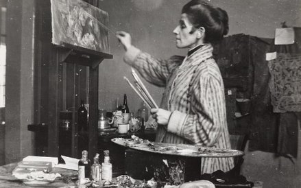 Olga Boznańska w pracowni w Krakowie. Fotograf nieznany, ok. 1920 r.