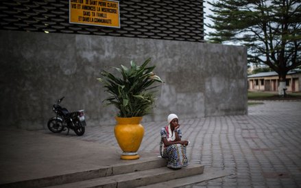 26 marca, Kongo. Wielka Sobota, kobieta siedzi samotnie przed kościołem świętego Piotra w Brazzavill