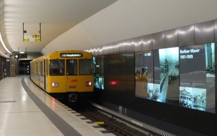 Stacja metra Brandenburger Tor z historią obalenia muru