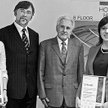 Wręczenie nagród laureatkom. Od lewej: Anna Fiłoniuk ( II miejsce w konkursie), Piotr Nowaczyk, dr h