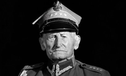 Kapitan Lutak, ps. „Pancerz”, urodził się 29 sierpnia 1917 r. w Żarnowej koło Strzyżowa. W kampanii 