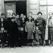 Repatrianci z ZSRR przed siedzibą samorządu żydowskiego w Bielawie
