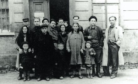 Repatrianci z ZSRR przed siedzibą samorządu żydowskiego w Bielawie
