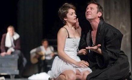 Don Juan (Dejan Donkow) i zakochana w nim bez pamięci Donna Anna (Ana Papadopulu)