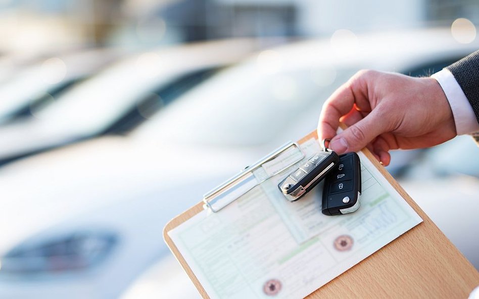 Sprzedasz auto służbowe, zapłacisz podatek i składkę na NFZ