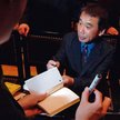 Haruki Murakami rozdaje autografy w Pradze po otrzymaniu Nagrody im. Franza Kafki, 2006 rok