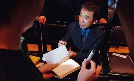 Haruki Murakami rozdaje autografy w Pradze po otrzymaniu Nagrody im. Franza Kafki, 2006 rok