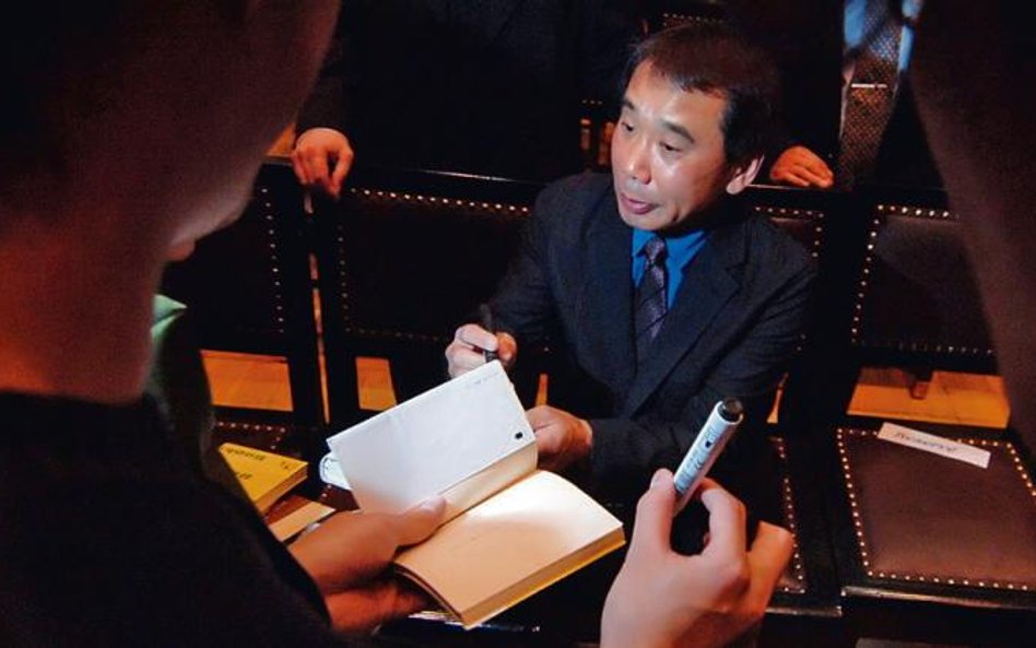 Haruki Murakami rozdaje autografy w Pradze po otrzymaniu Nagrody im. Franza Kafki, 2006 rok