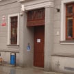 Wejście do budynku Sądu Rejonowego w Legnicy, który znajduję się w centrum miasta.