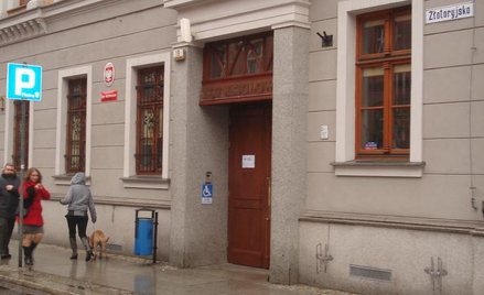 Wejście do budynku Sądu Rejonowego w Legnicy, który znajduję się w centrum miasta.