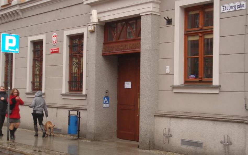 Wejście do budynku Sądu Rejonowego w Legnicy, który znajduję się w centrum miasta.