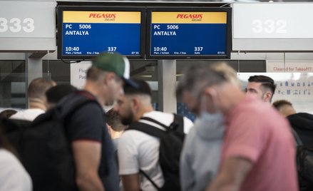 Pasażerowie stłoczeni na lotnisku w Stuttgarcie, lipiec 2022 r.