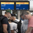 Pasażerowie stłoczeni na lotnisku w Stuttgarcie, lipiec 2022 r.