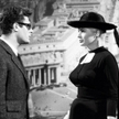 Marcello Mastroianni i Anita Ekberg, przypominająca pastora. Scena w Watykanie