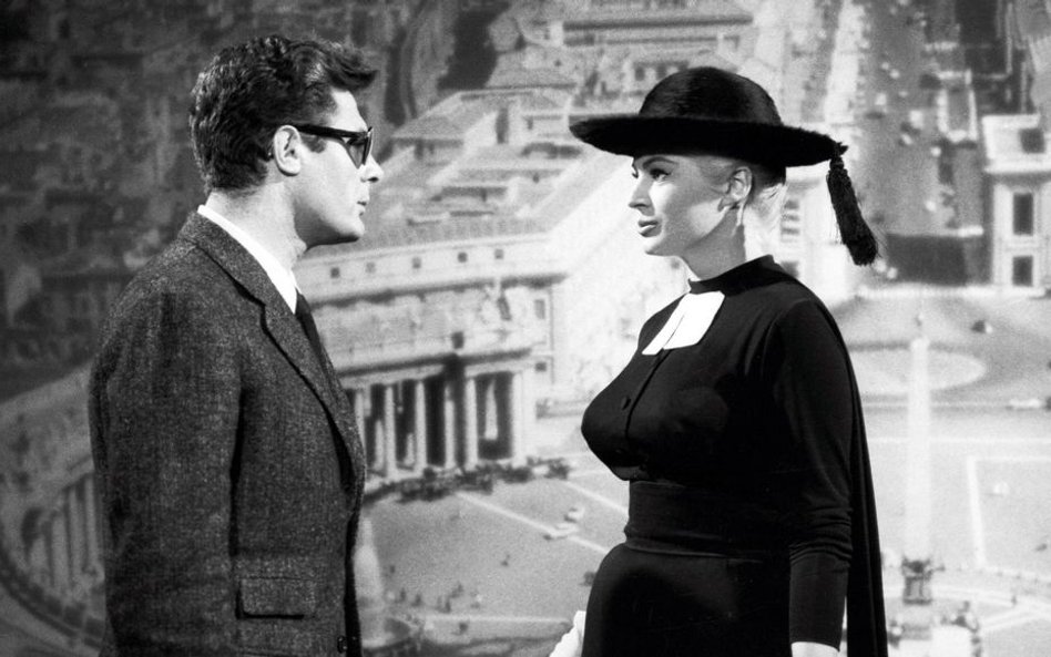 Marcello Mastroianni i Anita Ekberg, przypominająca pastora. Scena w Watykanie