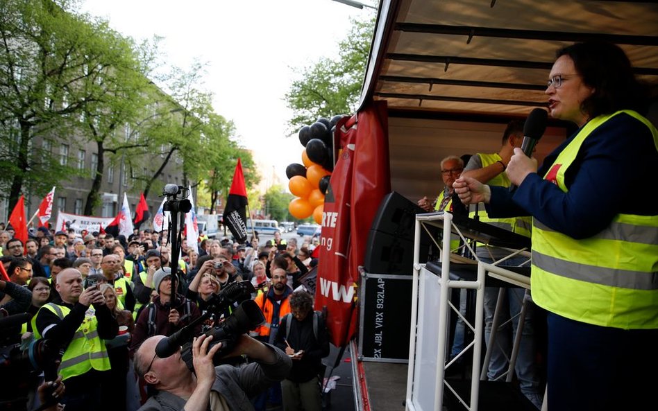 Niemieccy związkowcy i pracownicy Amazon "witają" Jeffa Bezosa w Niemczech