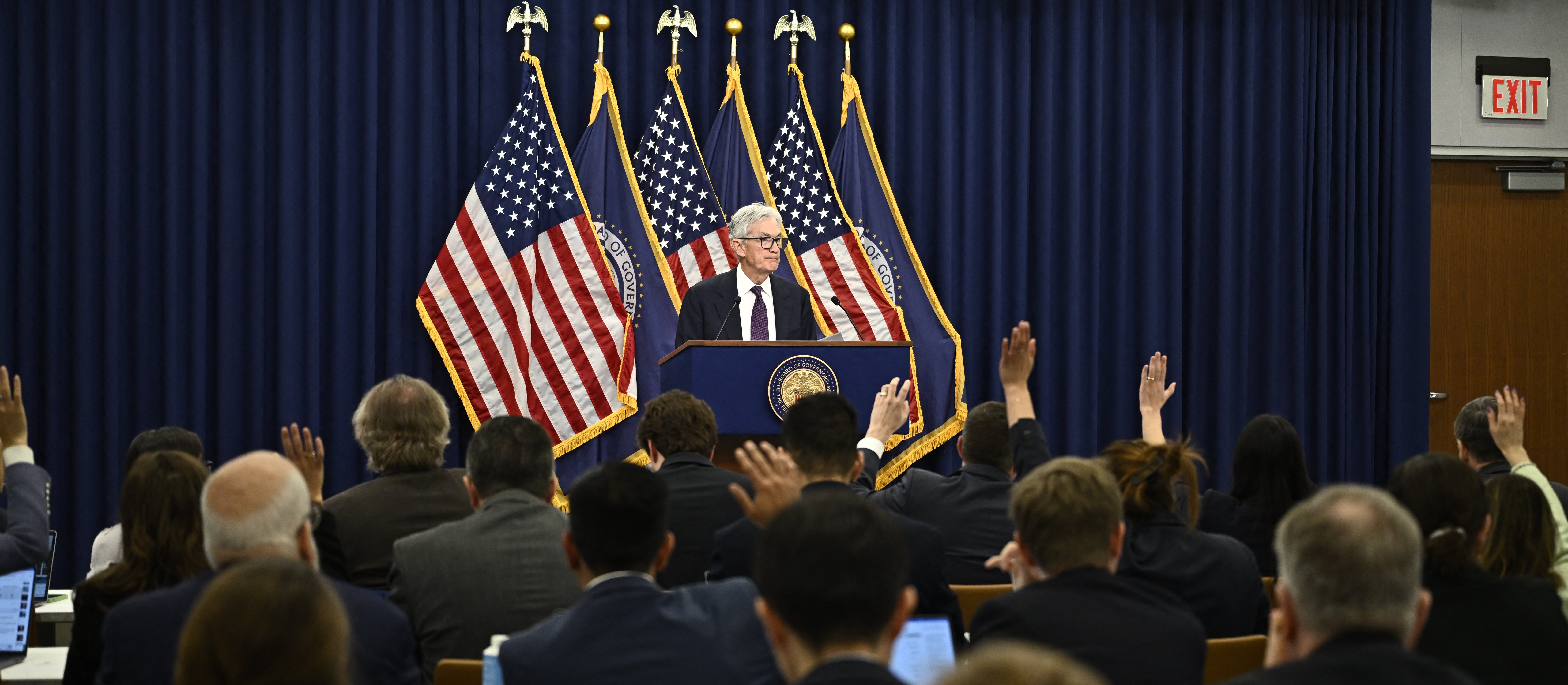 Jerome Powell kończy kadencję w cieniu sporów. Fed nie rusza stóp