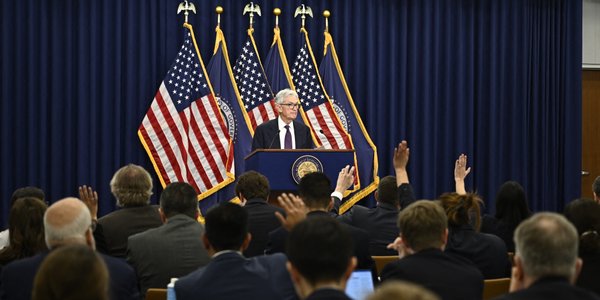 Jerome Powell kończy kadencję w cieniu sporów. Fed nie rusza stóp