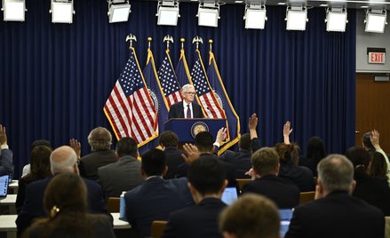 Fed Jerome Powell przemawia podczas konferencji prasowej po ogłoszeniu decyzji w sprawie polityki pi