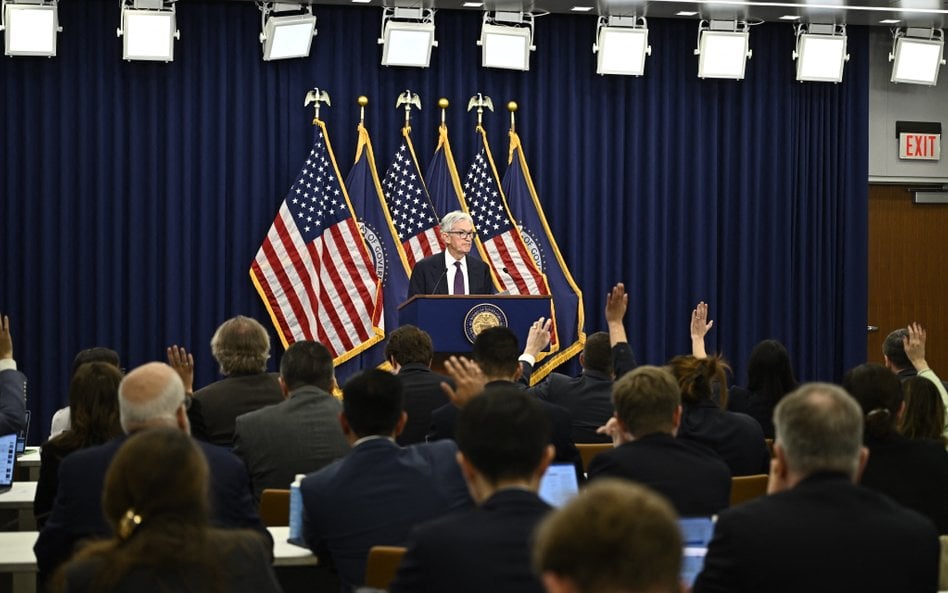 Fed Jerome Powell przemawia podczas konferencji prasowej po ogłoszeniu decyzji w sprawie polityki pi