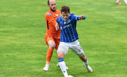 Jakub Kamiński (Lech - z prawej) mija Sasę Ziveca (Zagłębie)