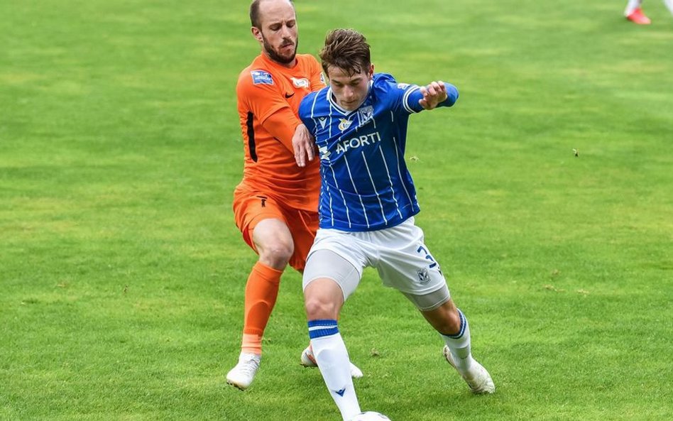 Jakub Kamiński (Lech - z prawej) mija Sasę Ziveca (Zagłębie)