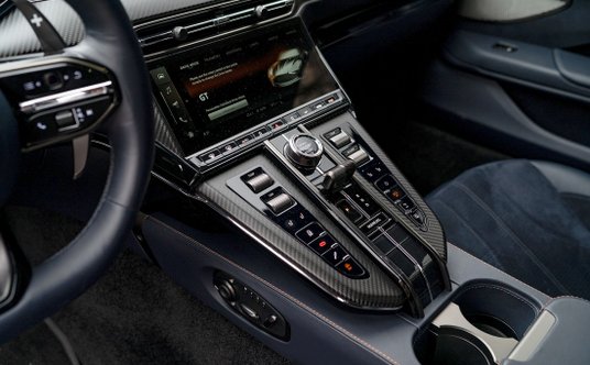 Na tunelu środkowym jest sporo przycisków, obrotowych gałek i przełączników