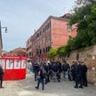 Policja czeka na demonstrantów podczas Biennale di Venezia