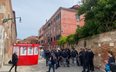Policja czeka na demonstrantów podczas Biennale di Venezia