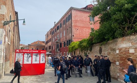 Policja czeka na demonstrantów podczas Biennale di Venezia