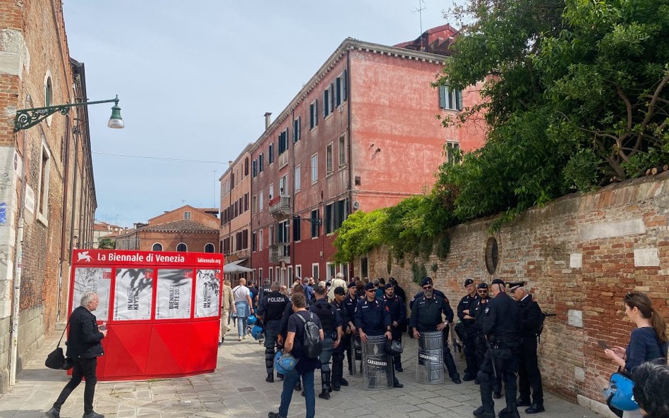 Policja czeka na demonstrantów podczas Biennale di Venezia