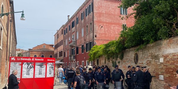 Starcia z policją na Biennale di Venezia. Protest przeciw Izraelowi
