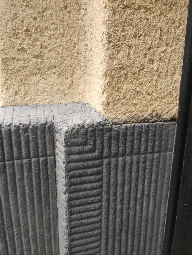 Odtworzono cokół z ryflowanych płyt terrazytowych