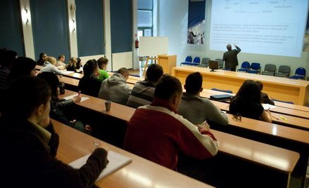 Fiskus nie zwalnia usług wykladowców studiów podyplomowych z VAT